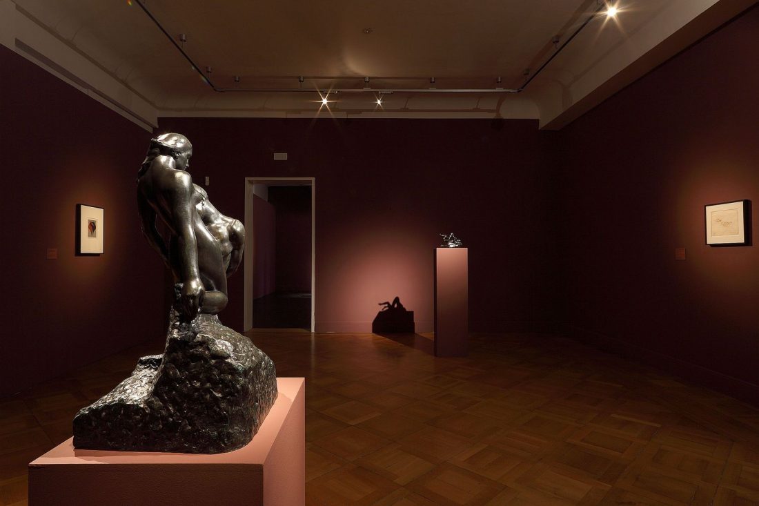 La famosa figura in bronzo di August Rodin "L'eternelle idole" nelle Opelvillen. La stanza appare in un rosso Bordeaux scuro e dà alla scultura un'ambientazione adeguata. L'aumentato valore di riflettanza diffusa di "lumen" permette un'ottima resa luminosa anche con toni di colore scuri. Foto: Frank Möllenberg