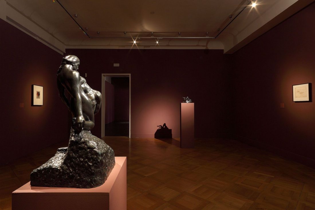 August Rodin híres bronzfigurája "L'eternelle idol" az Opelvillenben. A szoba sötét bordeaux-i vörösben jelenik meg, és megfelelő keretet ad a szobornak. A "Lumen" megnövelt diffúz reflexiós értéke kiváló fénykibocsátást tesz lehetővé még sötét árnyalatok esetén is. Fotó: Frank Möllenberg