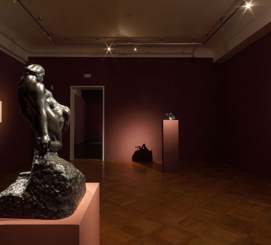 August Rodins berühmte Bronzefigur „L’eternelle idole“ in den Opelvillen. Der Raum erscheint in einem dunklen Bordeauxrot und gibt der Skulptur den passenden Rahmen. Der erhöhte diffuse Reflexionswert von „Lumen“ erlaubt auch bei dunklen Farbtönen eine hervorragende Lichtausbeute. Foto: Frank Möllenberg