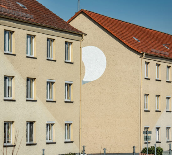 Innovative Fassadenbeschichtung ThermoProtect hilft beim Sparen. Foto: Dobberzinerstraße 62-65, WGP in Perleberg.