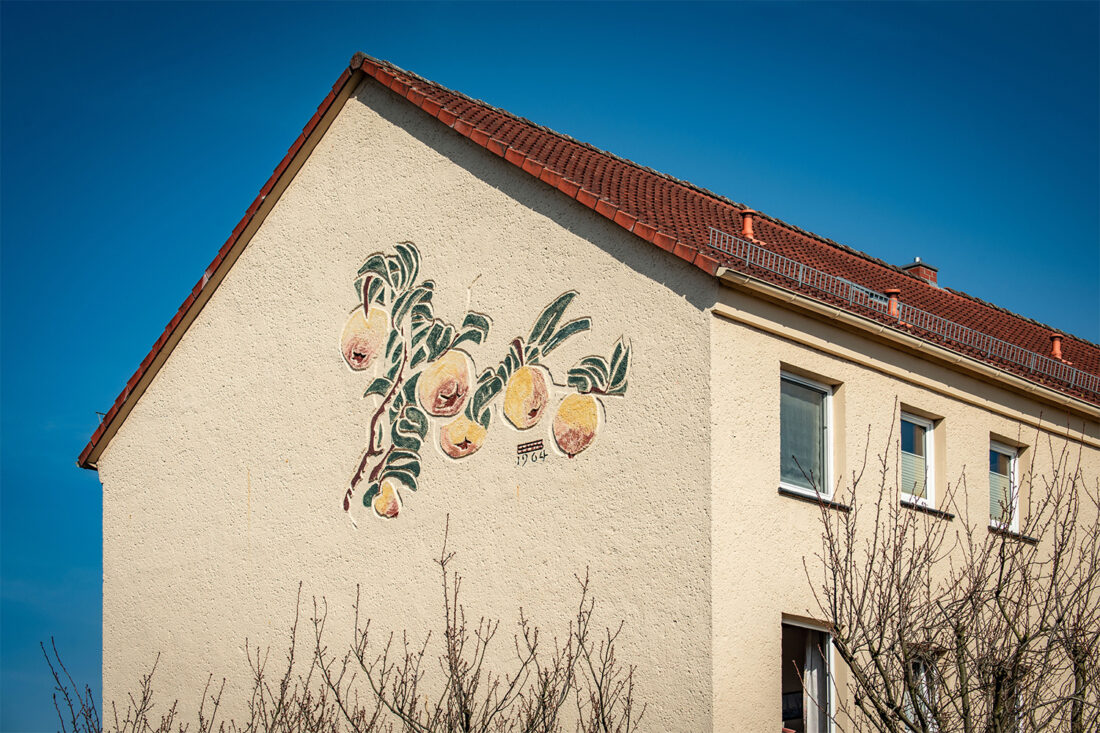 Die Energieeffizienz des Gebäudebestands in Deutschlands muss verbessert werden. Dazu kann unter anderem die Fassadenbeschichtung ThermoProtect der SICC Coatings GmbH beitragen. Das Produkt schützt die Außenwand dank seiner wärme- und feuchteregulierenden Eigenschaften.