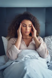 Donna con mal di testa